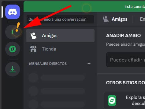 ## Qué es Discord

**Discord** no es solo una app más en tu dispositivo; es un universo donde puedes **conectar con personas que comparten tus intereses**. 

Al principio, era el punto de encuentro favorito de los *gamers*, pero ha evolucionado para incluir todo tipo de comunidades, desde aficionados al cine hasta expertos en criptomonedas.

Una de las grandes ventajas de Discord es su opción de **crear tu propio servidor**, de la temática que prefieras y con las reglas que quiere que siga la comunidad.

Es como tu propio espacio online, un lugar para relajarte, compartir y organizar actividades con personas que tienen intereses similares.

Es una plataforma versátil y amigable, perfecta para mantenerse conectado y explorar nuevas comunidades y temas.

## Qué Puedes Hacer con Discord

**Discord destaca por su facilidad de acceso**, estando disponible en tu móvil, PC o directamente desde la web, lo que te permite estar en contacto constante con tu comunidad sin importar dónde estés. 

Al mismo tiempo, **personalizar tu propio espacio** en Discord es un proceso sencillo y gratificante. 

Puedes darle a tu servidor un toque personal con un nombre y una imagen distintiva, además de elegir una ubicación de servidor que se adapte a tus necesidades. 

Este espacio personalizado te permite **organizar canales para diferentes tipos de conversaciones y actividades**, lo que lo convierte en un lugar ideal para cualquier interés o grupo.

En cuanto a la privacidad, Discord ofrece una flexibilidad impresionante. Puedes optar por hacer **tu servidor público**, abriendo las puertas a una comunidad más amplia o **mantenerlo privado** para un grupo selecto. 

Dentro de tu servidor, la capacidad de tener **canales específicos para distintos temas**, y la opción de hacer algunos de ellos privados, te brinda un control total sobre tu entorno digital.

Discord va más allá de ser una simple plataforma de mensajes. Te permite **compartir tu pantalla** y lo hace tan bien que se utiliza incluso en el mundo empresarial para equipos de trabajo.

La integración de *bots* añade un nivel extra de diversión y utilidad, abriendo un mundo de posibilidades para mejorar tu experiencia en la plataforma.

Descubrirás una gran cantidad de servidores públicos que abarcan una amplia gama de temas e intereses. 

Esta diversidad te permite **explorar nuevas comunidades** y compartir tus pasiones con otros. 

Personalizar tu experiencia en Discord también es clave: puedes crear canales específicos para tus intereses y **organizar tu servidor según tus preferencias**, ajustando roles y **permisos para los miembros**. 

## Cómo Crear mi Servidor en Discord

Ahora que ya sabes qué es Discord, vamos a ver **cómo puedes crear tu propio server**. Los pasos son muy sencillos, ya que está diseñado para que cualquiera pueda hacerlo, aunque no tengas conocimientos previos o nunca hayas tocado Discord.

Antes de nada, tienes que **[acceder a la web de Discord](https://discord.com/)** y aunque te permite acceder directamente desde la web, también puedes descargar una aplicación para sistema operativo.



### Pasos para Crear tu Servidor en Discord

1. **Iniciar Sesión en Discord**: Lo primero es acceder a Discord, ya sea desde la aplicación de escritorio o móvil, e iniciar sesión con tus datos. Si es la primera vez que accedes, tendrás que crear un cuenta de la manera habitual.

2. **Crear el Servidor**: En la interfaz de Discord, busca y haz clic en el símbolo "+" ubicado en la columna de la izquierda. Esto te llevará a una ventana donde podrás seleccionar "Crear un servidor".

   <!-- crear nuevo servidor discord -->

   

3. **Plantilla de Servidor**: Aquí Discord te ofrece la posibilidad de usar una plantilla para tu servidor o crear tu propia plantilla. No te preocupes mucho si no lo tienes claro, ya que luego puedes modificarlo como quieras.

   <!-- discord plantilla servidor -->

4. **Servidor Público o Servidor Privado**: Después te preguntará si el servidor será sólo para ti y tus amigos, es decir, algo privado o para un club o comunidad, algo más público. De nuevo, si no lo tienes claro, puedes omitir esto.

   <!-- discord servidor publico privado -->
   
   

5. **Imagen del server de Discord**: Por último, puedes subir una imagen para darle la personalidad que se merece tu Servidor.

   <!-- imagen server discord -->

¡Y ya está! Con estos pasos **ya tendrías creado tu servidor de Discord**, pero ahora es cuando empieza lo divertido.





### Configuración y Personalización Detallada

1. **Roles y Permisos**: Es crucial asignar roles a los miembros de tu servidor, definiendo diferentes niveles de permisos y accesos. En los "Ajustes del servidor", encontrarás la sección "Roles" donde podrás crear, modificar o eliminar roles y asignarles permisos específicos.

2. **Canales de Comunicación**: Los canales son espacios dentro de tu servidor para la comunicación. Puedes crear canales de texto, voz o video para diferentes temas o grupos de usuarios. Asegúrate de configurar los permisos de estos canales de acuerdo con los roles de los usuarios.

3. **Invitaciones y Control de Acceso**: Para que otros usuarios se unan a tu servidor, necesitarás enviarles una invitación. Puedes generar un enlace de invitación desde el menú "Invitar a personas" y compartirlo. Este enlace puede ser configurado para que caduque o no y para controlar el número de veces que se puede utilizar.

4. **Eventos y Participación de los Miembros**: Fomenta la actividad en tu servidor organizando eventos, concursos y promoviendo discusiones interesantes. Anima a los miembros a participar y compartir contenido, creando un ambiente interactivo y respetuoso.

5. **Seguridad y Reglas del Servidor**: Establece reglas claras para mantener un ambiente seguro y amigable. Prohíbe el acoso, la discriminación y el contenido inapropiado. Además, es importante bloquear y reportar a los usuarios que incumplan estas normas.

6. **Bots y Automatización**: Los bots en Discord pueden ser extremadamente útiles para automatizar tareas, moderar contenido y añadir entretenimiento. Puedes añadir bots de música, juegos y más para mejorar la experiencia en tu servidor.

7. **Calidad de Audio y Video**: Para asegurarte de que la calidad de audio y video en tu servidor sea óptima, utiliza buenos auriculares, asegúrate de tener una conexión a internet estable y configura adecuadamente tu micrófono y ajustes de audio en Discord.

### Consejos Finales para Mantener tu Servidor Activo

- Personaliza tu servidor con emojis únicos y adecuados para tu comunidad.
- Utiliza las integraciones y bots para mejorar la funcionalidad de tu servidor.
- Mantén un ambiente interactivo organizando eventos regulares y promoviendo la participación activa de los miembros.